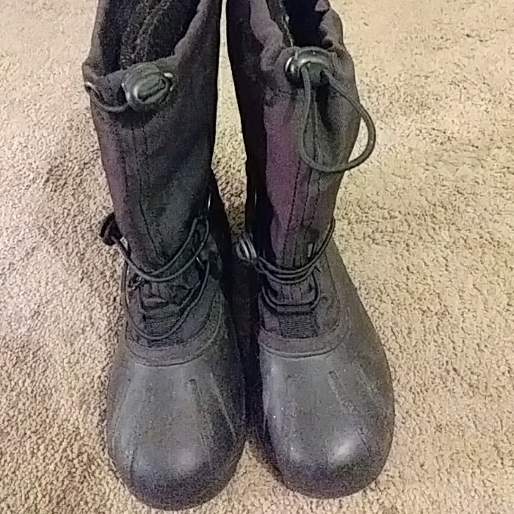 Black kamik snow boots